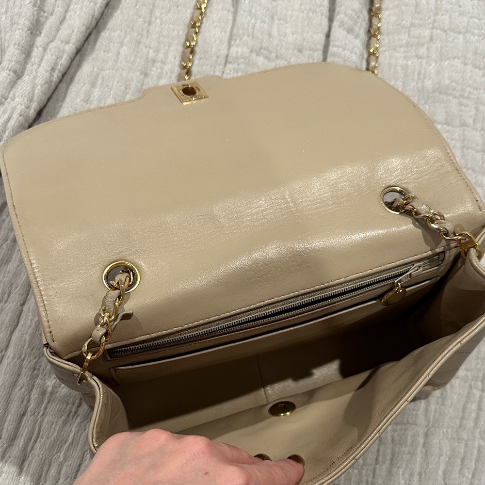 CHANEL Beige Quilted Shoulder Bag with Gold Chain - Picture 8 of 16